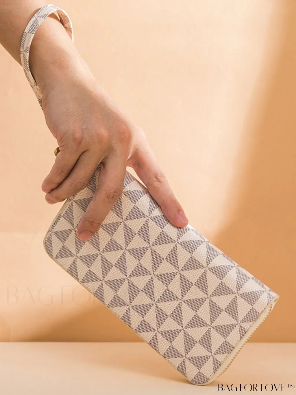 BagForLove - Chic Zippered Long Wallet with Colorblocked Triangle Pattern - A Fashionable Choice