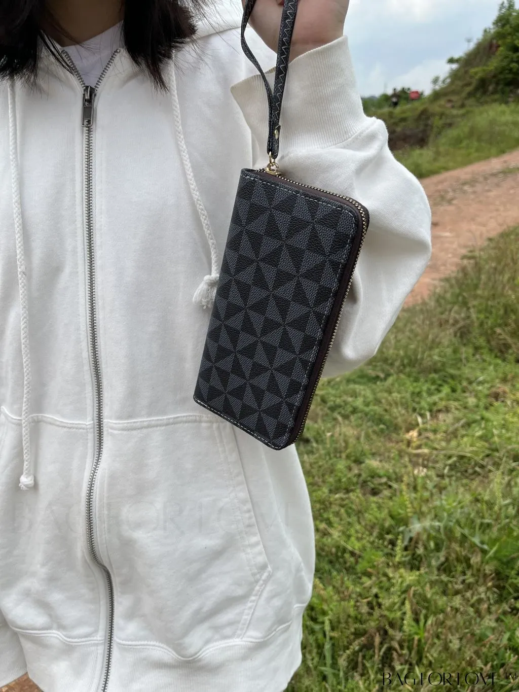 BagForLove - Chic Zippered Long Wallet with Colorblocked Triangle Pattern - A Fashionable Choice