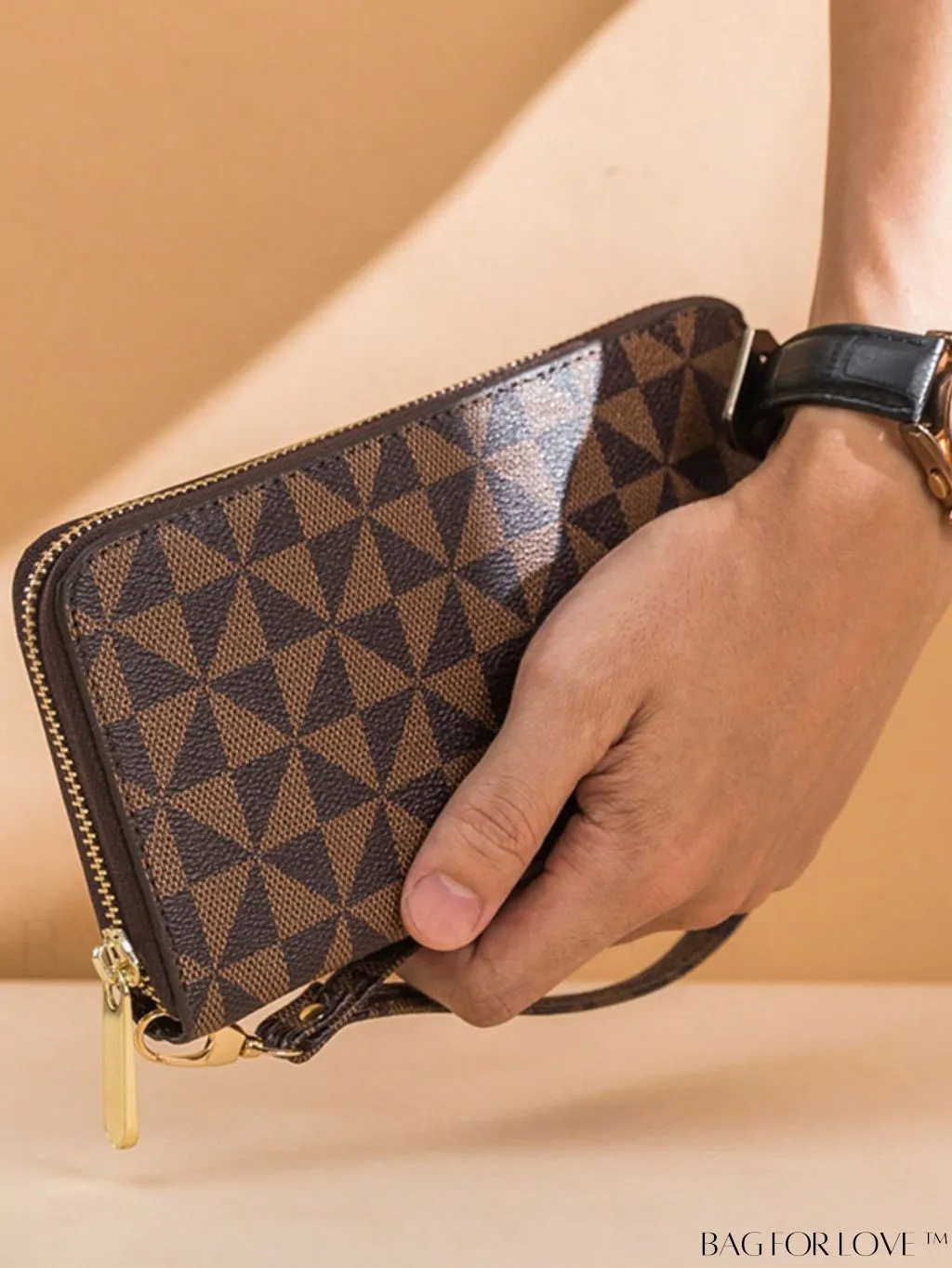BagForLove - Chic Zippered Long Wallet with Colorblocked Triangle Pattern - A Fashionable Choice