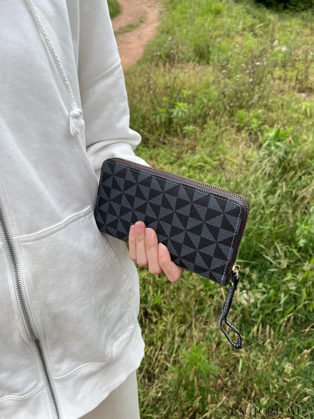 BagForLove - Chic Zippered Long Wallet with Colorblocked Triangle Pattern - A Fashionable Choice