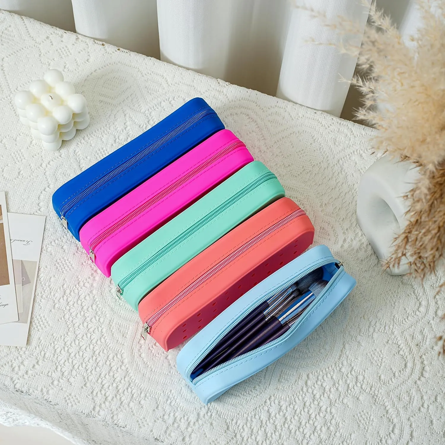 Cute Silicone Makeup Brush Holder with Holes, Soft Portable Cosmetic Brush Bag with Zipper, Travel Makeup Brush Case（01Pink）