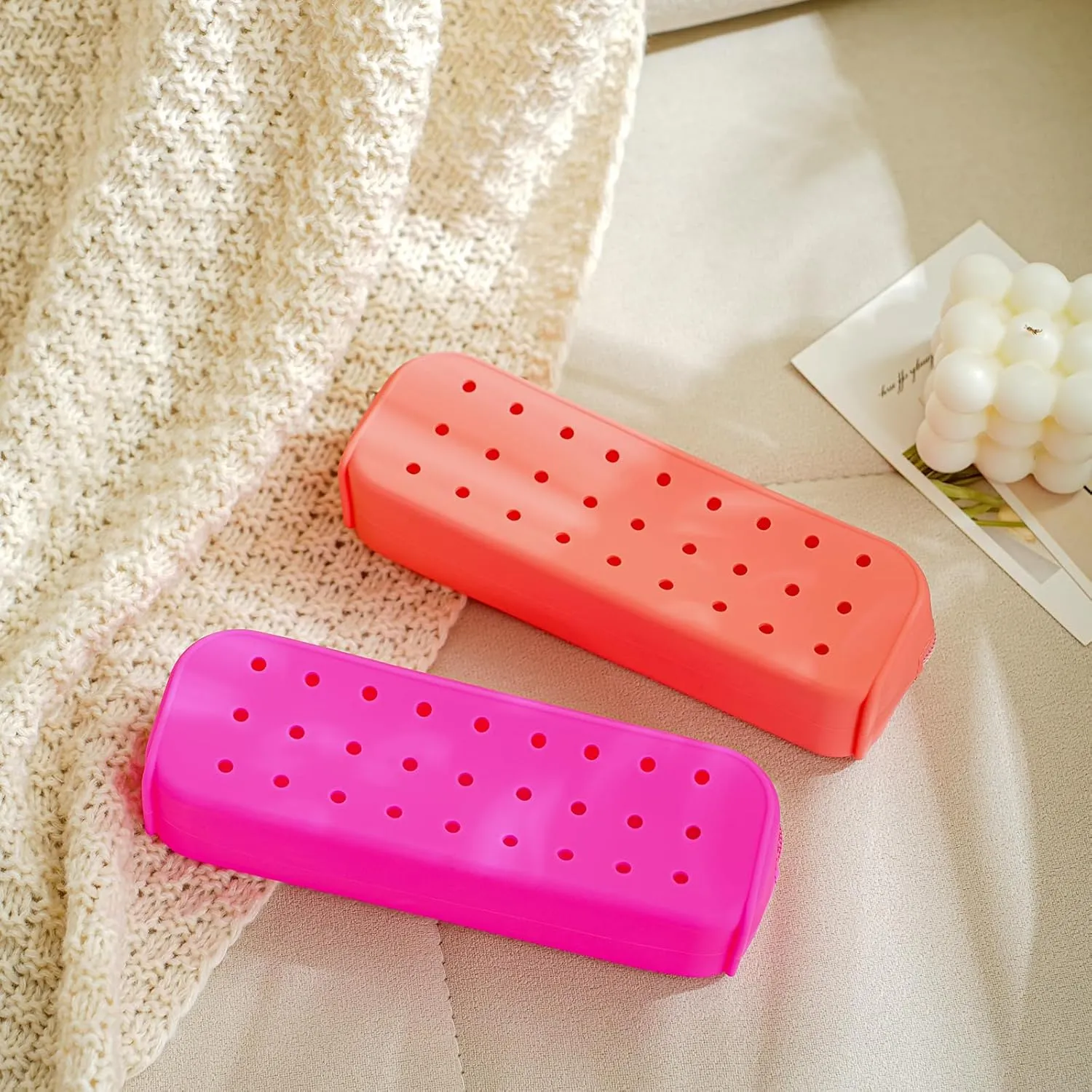 Cute Silicone Makeup Brush Holder with Holes, Soft Portable Cosmetic Brush Bag with Zipper, Travel Makeup Brush Case（01Pink）