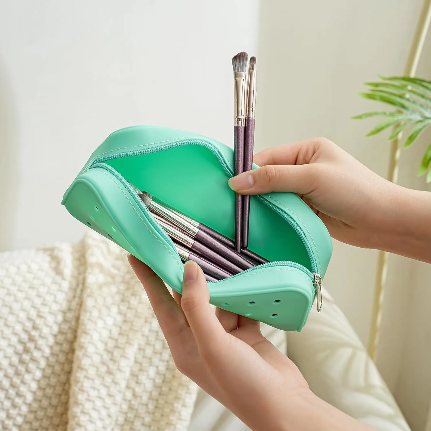 Cute Silicone Makeup Brush Holder with Holes, Soft Portable Cosmetic Brush Bag with Zipper, Travel Makeup Brush Case（05Jade Green）