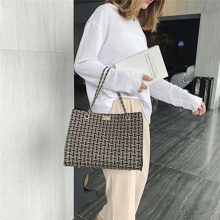 Famous Designer Pu Leather Chain Shoulder Bag/Crossbody Bags With High Quality And Large Capacity For Ladies And Girls