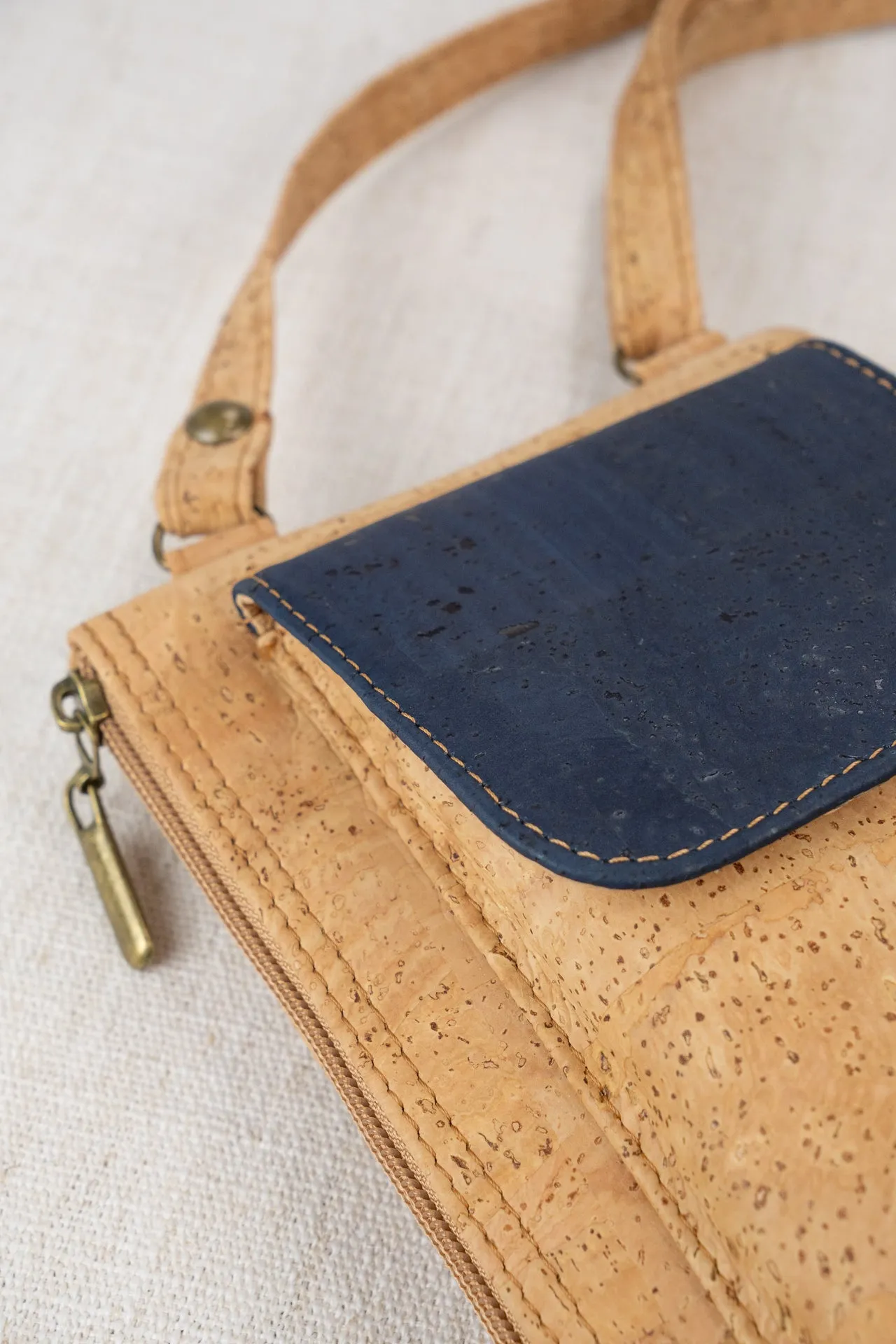 Kari Phone Bag