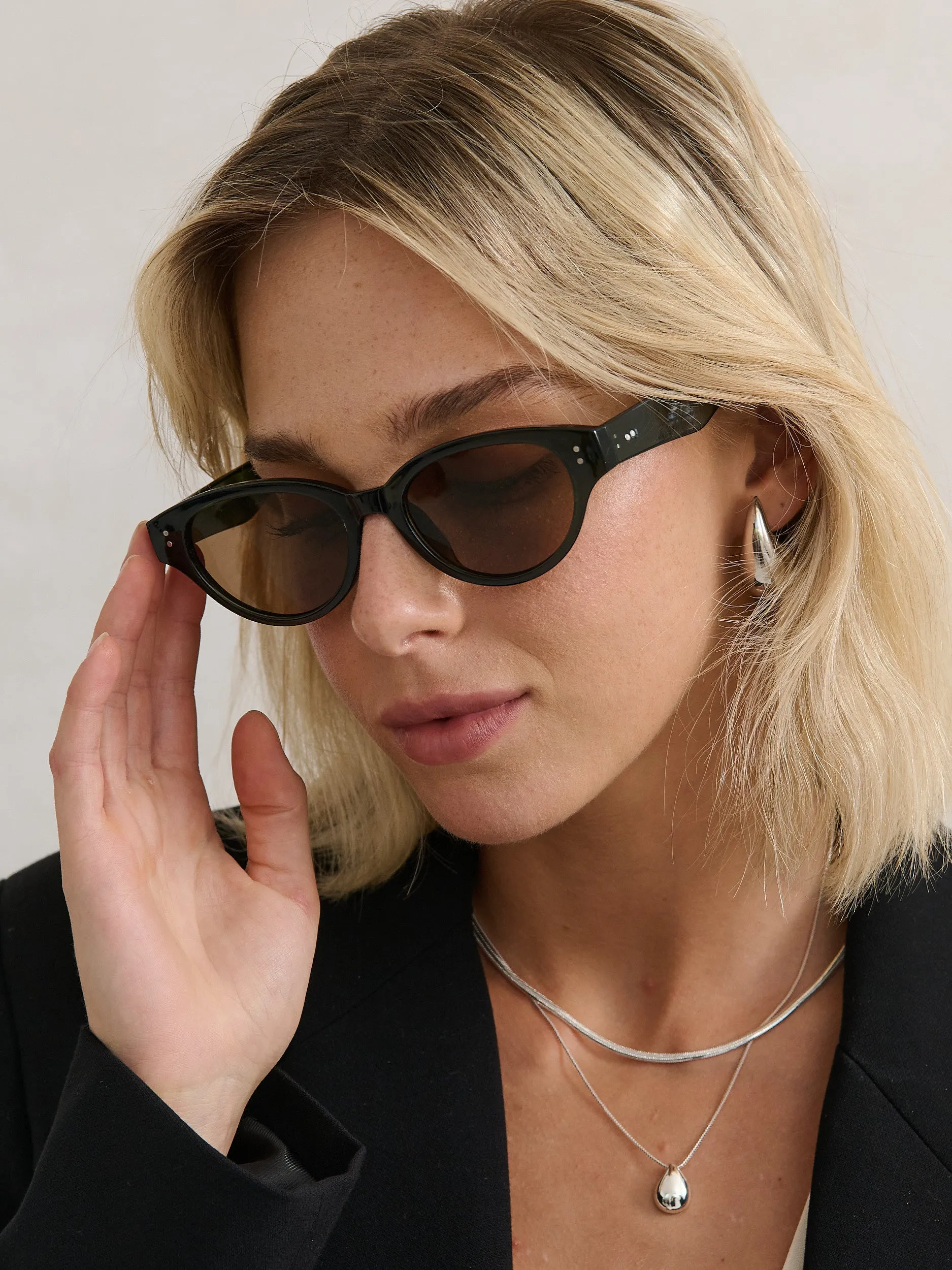 Megan Oval Frame Sunglasses in Green