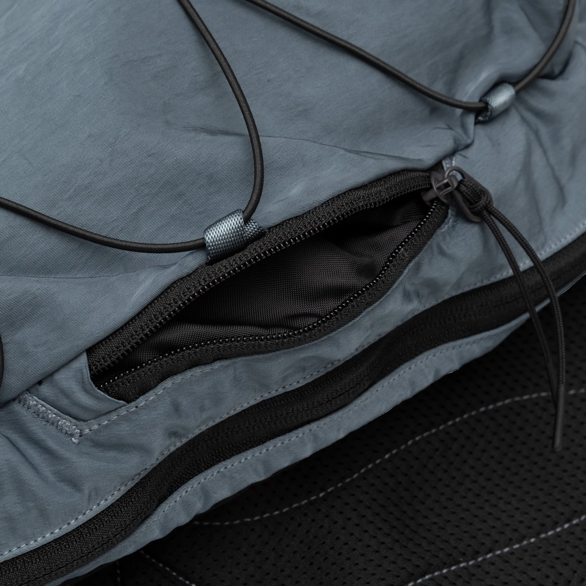 NYLON B CROSSBODY RUCKSACK