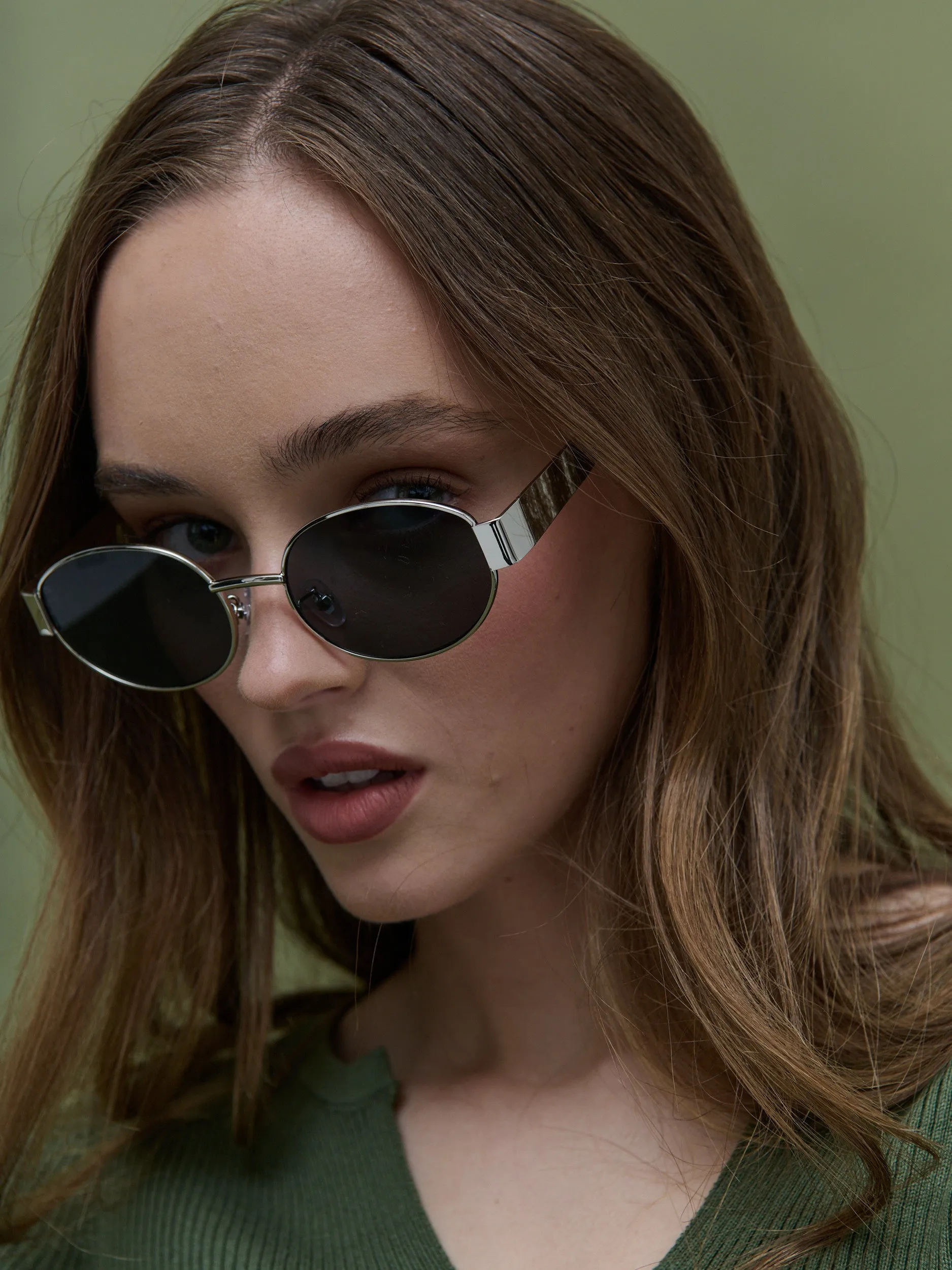 Round Silver Metal Oval Sunglasses in Black