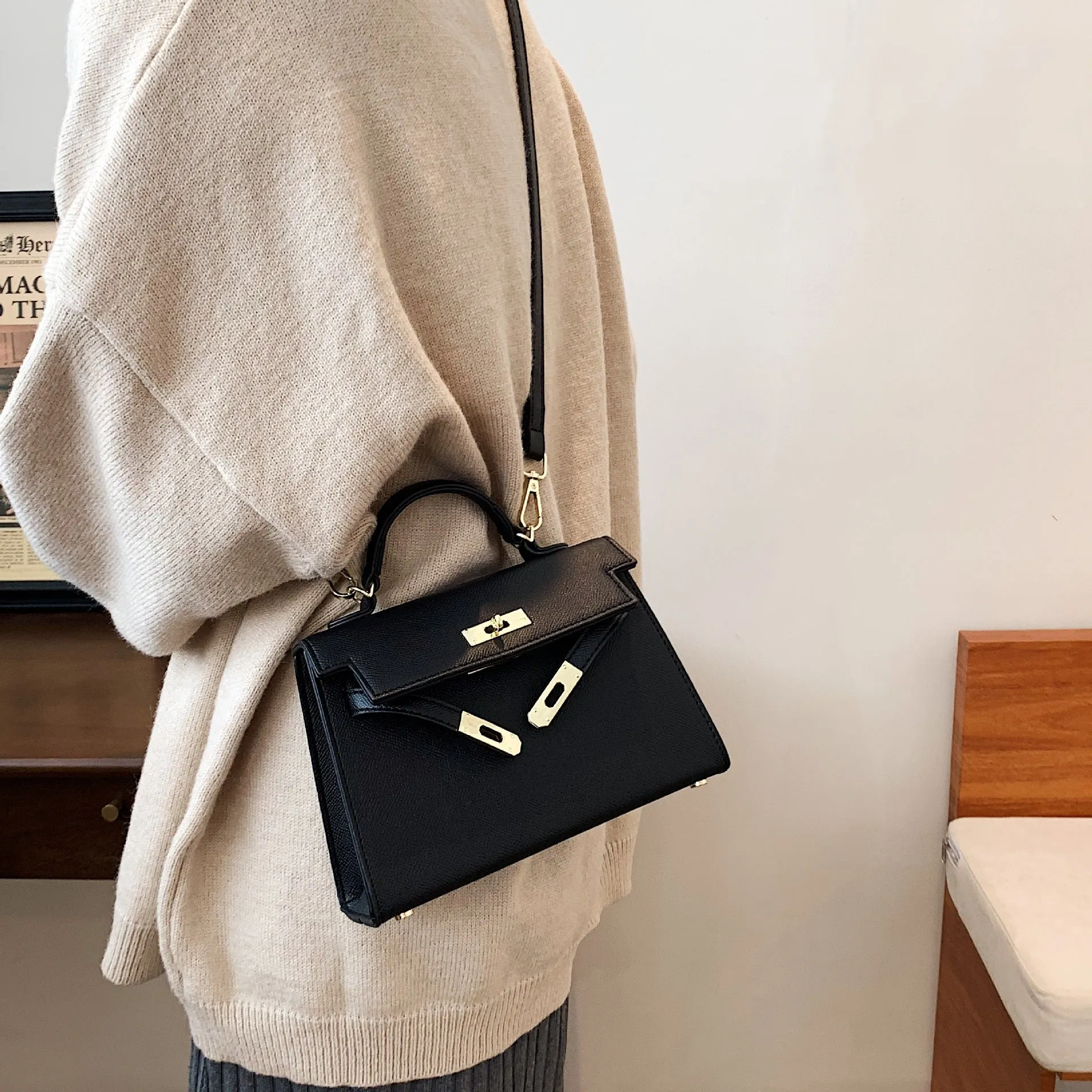 Women's Texture Twist Pouch Classic Fashion Lock